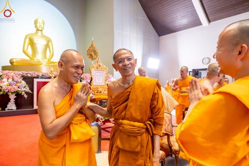 ภาพ No.214864:พิธีต้อนรับสัญญาบัตร พัดยศ พระราชวิเทศวชิรเวที (บัณฑิต วรปญฺโญ) เจ้าอาวาสวัดพระธรรมกายสกอตแลนด์ สหราชอาณาจักร ผู้ช่วยเจ้าอาวาสวัดพระธรรมกาย ณ อุโบสถพระไตรปิฏก วัดพระธรรมกาย