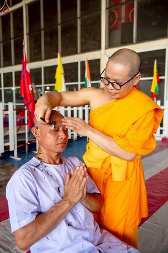 ภาพ No.230871:วันที่ 28 มิถุนายน พ.ศ. 2568 พิธีตัดปอยผมและปลงผม โครงการบวชพระนานาชาติ AEC & WAB รุ่นที่ 9 ณ วิหารคด 2 วัดพระธรรมกาย