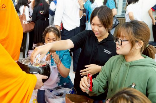 ภาพ No.243152:วันพฤหัสบดีที่ 4 กันยายน พ.ศ. 2568 เวลา 07.00-08.15 น. มหาวิทยาลัยเกษตรศาสตร์ กำแพงแสน ร่วมทำบุญตักบาตร Freshy KU85 พระสงฆ์ 85 รูป