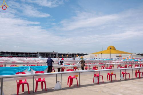 ภาพ No.218549:วันที่ 15 - 18 เมษายน พ.ศ. 2568 การเตรียมภาชนะสำหรับถวายภัตตาหาร , การจัดโต๊ะเก้าอี้ในลานธรรม , การแพ็คพัสดุงานต้อนรับ เพื่องานวันคุ้มครองโลก 22 เมษายน พ.ศ.2568 วัดพระธรรมกาย