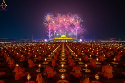 ภาพ No.122313:พิธีจุดประทีปถวายเป็นพุทธบูชา และบูชาธรรมมหาปูชนียาจารย์ พระมงคลเทพมุนี(สด จนฺทสโร) ในโครงการธรรมยาตรา กตัญญูบูชา มหาปูชนียาจารย์ พระมงคลเทพมุนี(สด จนฺทสโร) พระผู้ปราบมาร อนุสรณ์สถาน 7 แห่ง ปีที่ 12 วันที่ 31 มกราคม พ.ศ. 2567 ณ วัดพระธรรมกาย จ.ปทุมธานี (