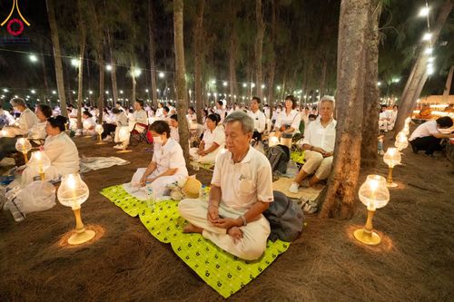 ภาพ No.107210:พิธีจุดประทีปถวายเป็นพุทธบูชา และบูชาธรรมมหาปูชนียาจารย์ ในโครงการธรรมยาตรากตัญญูบูชา มหาปูชนียาจารย์ พระมงคลเทพมุนี(สด จนฺทสโร) พระผู้ปราบมาร  อนุสรณ์สถาน 7 แห่ง ปีที่ 12  วันที่ 6 มกราคม พ.ศ. 2567 ณ อนุสรณ์สถานมหาวิหารพระมงคลเทพมุนี อ.สองพี่น้อง จ.สุพร