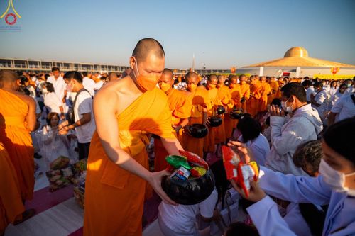 ภาพ No.105337:พิธีตักบาตรฉลองพระบวชใหม่ รุ่นบูชาธรรมมหาปูชนียาจารย์ และต้อนรับศักราชใหม่ วันจันทร์ที่ 1 มกราคม พ.ศ. 2567 ณ ลานธรรมพระมหาธรรมกายเจดีย์ วัดพระธรรมกาย
