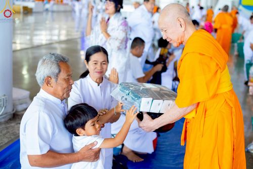 ภาพ No.222068:วันที่ 4 พฤษภาคม พ.ศ. 2568 พิธีตักบาตร เนื่องในวันอาทิตย์ต้นเดือน ณ บ้านแก้วเรือนทองคุณยายฯ วัดพระธรรมกาย