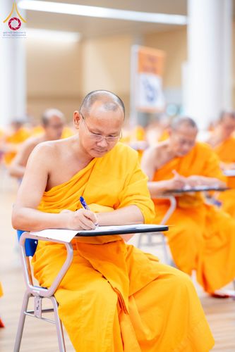 ภาพ No.208877:พระบาทสมเด็จพระเจ้าอยู่หัวทรงพระกรุณาโปรดเกล้าฯ พระราชทานภัตตาหารพระราชทาน แด่พระภิกษุ สามเณร ในการสอบบาลีสนามหลวง ณ วัดพระธรรมกาย วันที่ 22 กุมภาพันธ์ พ.ศ. 2568 ณ วัดพระธรรมกาย อำเภอคลองหลวง จังหวัดปทุมธานี