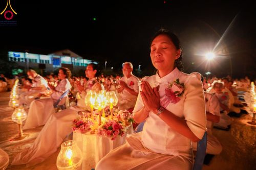 ภาพ No.112106:พิธีจุดประทีปถวายเป็นพุทธบูชา และบูชาธรรมมหาปูชนียาจารย์ พระมงคลเทพมุนี(สด จนฺทสโร) ในโครงการธรรมยาตรา กตัญญูบูชา มหาปูชนียาจารย์ พระมงคลเทพมุนี(สด จนฺทสโร) พระผู้ปราบมาร อนุสรณ์สถาน 7 แห่ง ปีที่ 12 วันที่ 14 มกราคม พ.ศ. 2567 ณ วัดสองพี่น้อง อ.สองพี่น้อง