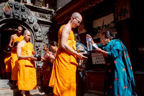 ภาพ No.213202:วันที่ 17 - 18 มีนาคม พ.ศ. 2568 คณะสงฆ์และสามเณรเดินบิณฑบาต รอบเมืองในพื้นที่ วัดสยมภูวนาถและราชวังปาตัน ณ เมืองกาฐมาณฑุ ประเทศเนปาล