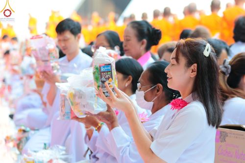 ภาพ No.107469:พิธีตักบาตรพระธรรมยาตราฯ ในโครงการธรรมยาตรากตัญญูบูชา มหาปูชนียาจารย์ พระมงคลเทพมุนี(สด จนฺทสโร) พระผู้ปราบมาร ปีที่ 12 ณ อนุสรณ์สถานมหาวิหารพระมงคลเทพมุนี อ.สองพี่น้อง จ.สุพรรณบุรี วันที่ 7 มกราคม พ.ศ. 2567