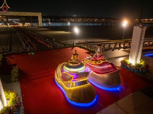 ภาพ No.202104:พิธีต้อนรับพระธรรมยาตรา ณ อนุสรณ์สถานลำดับที่ 7 สถานที่ขยายวิชชาธรรมกาย วัดพระธรรมกาย ต.คลองสาม อ.คลองหลวง จ.ปทุมธานี ในโครงการธรรมยาตรา กตัญญูบูชา มหาปูชนียาจารย์ พระมงคลเทพมุนี(สด จนฺทสโร) พระผู้ปราบมาร อนุสรณ์สถาน 7 แห่ง ปีที่ 13 วันที่ 26 มกราคม 2568