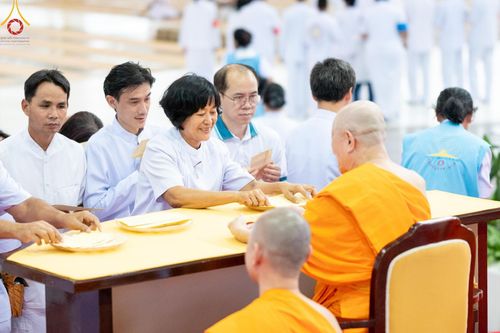 ภาพ No.151539:พิธีจุดเทียนใจ ไฟนิรันดร์ อนันตชัย ณ สภาธรรมกายสากล วัดพระธรรมกาย วันอาทิตย์ต้นเดือนที่ 1 กันยายน พ.ศ. 2567