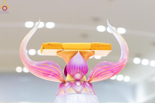 ภาพ No.177669:พิธีตักบาตรและพิธีบูชาข้าวพระ ในวันอาทิตย์ต้นเดือนที่ 1 ธันวาคม พ.ศ. 2567 ณ สภาธรรมกายสากล วัดพระธรรมกาย