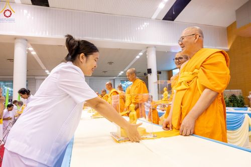 ภาพ No.159570:สัมมนาพิเศษและพิธีมอบองค์พระธรรมกาย 2,000 องค์ ณ ห้องแก้วสารพัดนึก 1 วัดพระธรรมกาย วันอาทิตย์ต้นเดือนที่ 6 ตุลาคม พ.ศ. 2567
