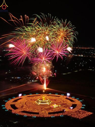 ภาพ No.118401:พิธีจุดประทีปถวายเป็นพุทธบูชา และบูชาธรรมมหาปูชนียาจารย์ พระมงคลเทพมุนี(สด จนฺทสโร) วันที่ 24 มกราคม พ.ศ. 2567 ณ อนุสรณ์สถานบางปลา อ.บางเลน จ.นครปฐม