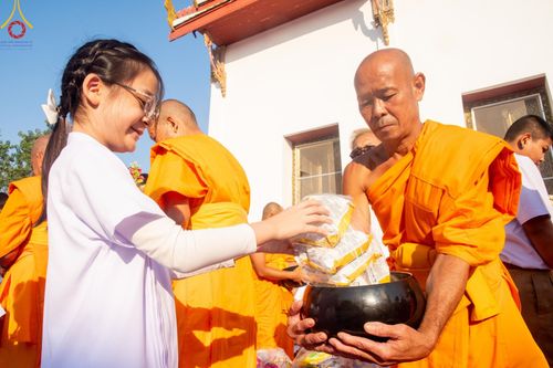 ภาพ No.197855:พิธีตักบาตรพระธรรมยาตรา ณ อนุสรณ์สถานลำดับที่ 4 สถานที่เกิดด้วยกายธรรม วัดโบสถ์(บน) ต.บางคูเวียง จ.นนทบุรี ในโครงการธรรมยาตรา กตัญญูบูชา มหาปูชนียาจารย์ พระมงคลเทพมุนี(สด จนฺทสโร) พระผู้ปราบมาร อนุสรณ์สถาน 7 แห่ง ปีที่ 13 วันที่ 19 มกราคม พ.ศ. 2568