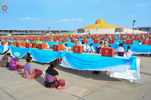 ภาพ No.221777:วันอังคารที่ 22 เมษายน พ.ศ. 2568 ภาพพิธีถวายมหาสังฆทานคณะสงฆ์ 40,000 กว่าวัดทั่วประเทศ เนื่องในวันคุ้มครองโลก ชุดที่ 2 (ปลื้มให้สมการรอคอย) ณ ลานธรรมพระมหาธรรมกายเจดีย์ วัดพระธรรมกาย