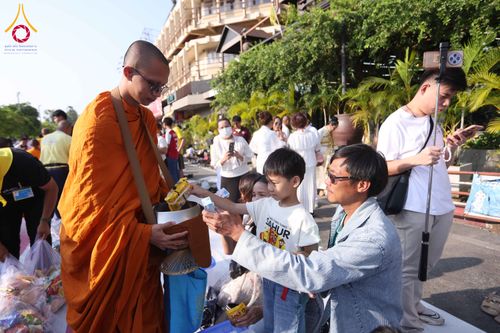 ภาพ No.312922:วันอาทิตย์ที่ 8 มีนาคม พ.ศ.2569 ทำบุญเมืองนครราชสีมา 558 ปี ตักบาตรพระ 10,000 รูป (ภาพชุดที่ 2)