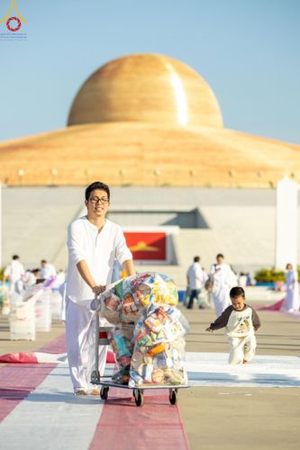 ภาพ No.187952:พิธีตักบาตรฉลองพระใหม่ ต้อนรับพุทธศักราช 2568 ณ ลานธรรมพระมหาธรรมกายเจดีย์ วัดพระธรรมกาย จ.ปทุมธานี วันที่ 1 มกราคม พ.ศ. 2568