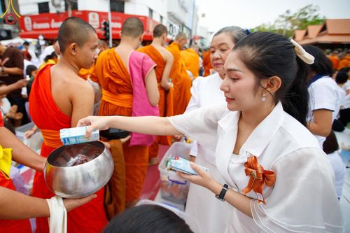 ภาพ No.126258:พิธีทำบุญเมืองนครราชสีมา ฉลอง 556 ปี ตักบาตรพระ 10,000 รูป ในวันเสาร์ที่ 2 มีนาคม พ.ศ.2567 ณ อนุสาวรีย์ท้าวสุรนารี จ.นครราชสีมา จัดโดย คณะสงฆ์จังหวัดนครราชสีมา ร่วมกับสำนักงานจังหวัดนครราชสีมา