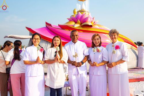 ภาพ No.201244:พิธีตักบาตรพระธรรมยาตรา ณ อนุสรณ์สถานลำดับที่ 5 สถานที่เผยแผ่วิชชาธรรมกายครั้งแรก อนุสรณ์สถานบางปลา วัดบางปลา อำเภอบางเลน จังหวัดนครปฐม ในโครงการธรรมยาตรา กตัญญูบูชา มหาปูชนียาจารย์ พระมงคลเทพมุนี(สด จนฺทสโร) พระผู้ปราบมาร อนุสรณ์สถาน 7 แห่ง ปีที่ 13