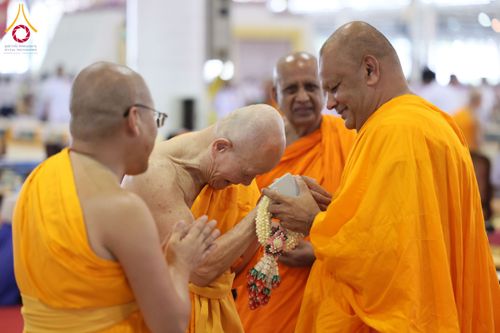 ภาพ No.60161:พิธีเจริญพระพุทธมนต์ "ฉลองอายุวัฒนมงคล 80 ปี หลวงพ่อธัมมชโย" พิธีถวายไทยธรรม คณะสงฆ์ 10,000 กว่าวัดทั่วประเทศ ในวันคุ้มครองโลก วันจันทร์ที่ 22 เมษายน พ.ศ. 2567 ณ สภาธรรมกายสากล วัดพระธรรมกาย จ.ปทุมธานี