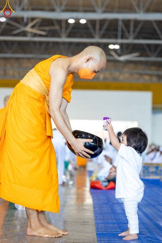 ภาพ No.78867:พิธีตักบาตร ข้าวสารอาหารแห้ง พิธีบูชาข้าวพระ ในวันอาทิตย์ต้นเดือนที่ 2 เมษายน พ.ศ. 2566