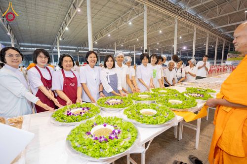 ภาพ No.303519:วันที่ 27 มกราคม พ.ศ. 2569 พิธีถวายภัตตาหารเป็นสังฆทาน แด่พระธรรมยาตรา ณ วัดพระธรรมกาย  จังหวัดปทุมธานี ในโครงการธรรมยาตรา กตัญญูบูชา มหาปูชนียาจารย์ พระมงคลเทพมุนี(สด จนฺทสโร) พระผู้ปราบมาร อนุสรณ์สถาน 7 แห่ง ปีที่ 14