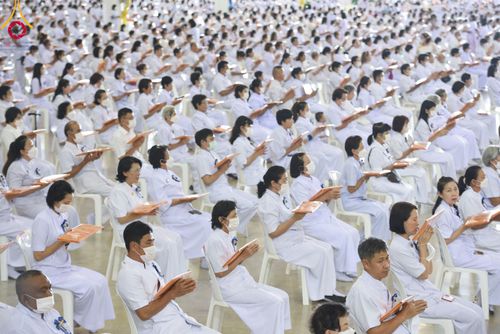 ภาพ No.86277:วันธรรมชัย ปีที่ 55 พิธีทอดผ้าป่ากฐินสมทบครั้งที่1, พิธีเจริญพุทธมนต์ ลูกนิมิตมหาสมบัติฯ พิธีจุดประทีป,พิธีฉลองชัยสวดมนต์บทธัมมจักกัปปวัตนสูตร วันอาทิตย์ที่ 27 สิงหาคม พ.ศ.2566 ณ สภาธรรมกายสากล / มหารัตนวิหารคด วัดพระธรรมกาย