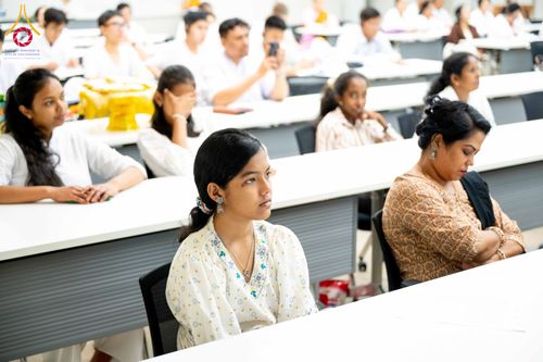 ภาพ No.313125:วันที่ 4 มีนาคม พ.ศ. 2559 หลวงพ่อทัตตชีโว รองเจ้าอาวาสวัดพระธรรมกาย ได้เมตตาถวายการต้อนรับปฏิสันถารพระอาคันตุกะจาก 19 ประเทศ ที่เดินทางมาร่วมงานวันมาฆบูชา ณ วัดพระธรรมกาย