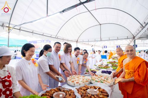 ภาพ No.300229:วันที่ 22 มกราคม พ.ศ. 2569 พิธีถวายภัตตาหารเป็นสังฆทาน แด่พระธรรมยาตรา ณ อนุสรณ์สถานบางปลา วัดบางปลา อำเภอบางเลน จังหวัดนครปฐม ในโครงการธรรมยาตรา กตัญญูบูชา มหาปูชนียาจารย์ พระมงคลเทพมุนี(สด จนฺทสโร) พระผู้ปราบมาร อนุสรณ์สถาน 7 แห่ง ปีที่ 14