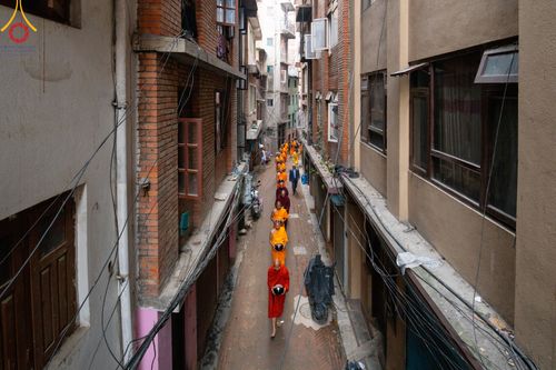 ภาพ No.317211:วันอังคารที่ 31 มีนาคม พ.ศ.2569 จาริกบิณฑบาตแห่งศรัทธา จากวัดอเชศวรสู่สี่แยกปาตันและวัดศรี ประเทศเนปาล