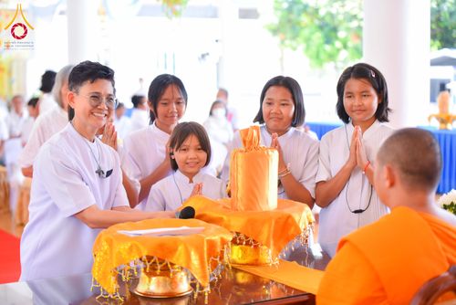 ภาพ No.313066:วันเสาร์ที่ 28 กุมภาพันธ์  พ.ศ. 2569 พิธีทอดผ้าป่าสามัคคีเพื่อสร้างอาคารที่พักสามเณร ณ ศูนย์ปฏิบัติธรรมสวนผึ้ง จ.ราชบุรี