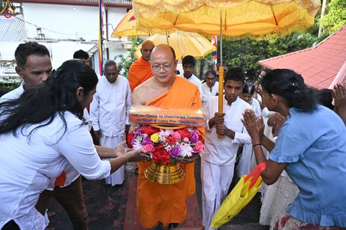 ภาพ No.278761:วันที่ 30 ตุลาคม 2568 กฐินสมทบวัดต่างประเทศ โดยคณะศิษยานุศิษย์ บูชาธรรม 81 ปี หลวงพ่อธัมมชโย ณ วัดศรีธรรมานันทะ บาลังโกด้า ประเทศศรีลังกา วัดสังฆราช อมรปุระนิกาย สมเด็จไมตรี มูรตี