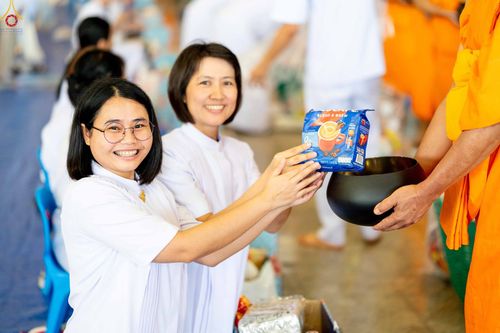 ภาพ No.345456:วันพฤหัสบดีที่ 27 สิงหาคม พ.ศ.2569 พิธีตักบาตรในวันธรรมชัย ณ สภาธรรมกายสากล วัดพระธรรมกาย ปทุมธานี