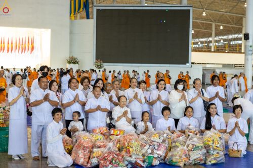 ภาพ No.337725:วันอาทิตย์ต้นเดือน 5 กรกฎาคม พ.ศ.2569 พิธีตักบาตรข้าวสารอาหารแห้ง  ณ บ้านแก้วเรือนทองคุณยายฯ วัดพระธรรมกาย