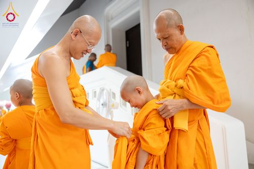 ภาพ No.286613:วันเสาร์ที่ 12 กรกฏาคม พ.ศ.2568 พิธีบรรพชาอุปสมบท  โครงการบรรพชาอุปสมบทหมู่ ธรรมทายาทนานาชาติ(ภาคภาษาจีน), โครงการบรรพชาสามเณร โรงเรียนนานาชาติ รุ่นที 14