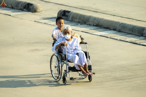 ภาพ No.279956:วันที่ 1 มกราคม พ.ศ.2569 พิธีตักบาตรในวันขึ้นปีใหม่ ณ ลานธรรม วัดพระธรรมกาย