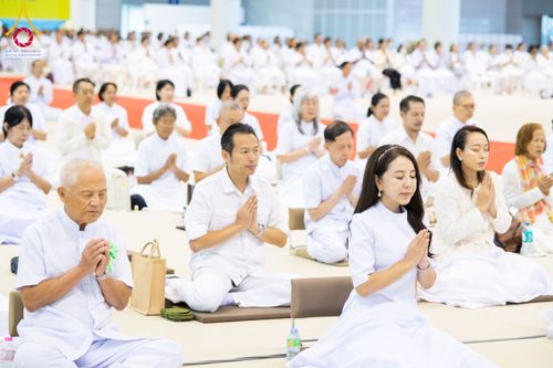 ภาพ No.284928:วันอาทิตย์ที่ 14 ธันวาคม พ.ศ.2568  พิธีปฏิบัติธรรม พิธีถวายภัตตาหารเป็นสังฆทาน พิธีมอบต้นสมบัติจักรพรรดิ ถวายแด่เจ้าอาวาสและประธานสงฆ์ 236 ศูนย์ส่งเสริมศีลธรรมทั่วโลก ณ สภาธรรมกายสากล วัดพระธรรมกาย