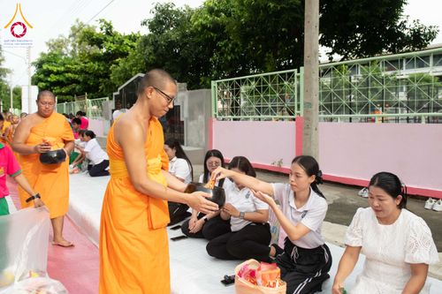 ภาพ No.342570:วันที่ 5 สิงหาคม พ.ศ. 2569  กิจกรรมตักบาตรโครงการรักความดี เพื่อเผยแผ่งานพระพุทธศาสนา  ศูนย์คมนาคม วัดพระธรรมกาย ณ โรงเรียนสังข์อ่ำ อ.คลองหลวง จ.ปทุมธานี