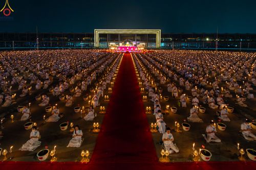 ภาพ No.90331:พิธีจุดประทีป 20,000 ดวง บูชาพระมหาธรรมกายเจดีย์ และบูชาพระมงคลเทพมุนี(สด จนฺทสโร) พระผู้ปราบมาร วันอังคารที่ 10 ตุลาคม พ.ศ. 2566 ณ ลานธรรมพระมหาธรรมกายเจดีย์ วัดพระธรรมกาย จ.ปทุมธานี