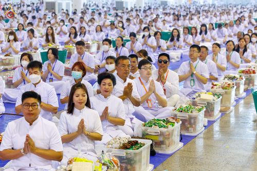 ภาพ No.76752:พิธีตักบาตรข้าวสารอาหารแห้ง  ณ บ้านแก้วเรือนทองคุณยายฯ สภาธรรมกายสากล  วัดพระธรรมกาย จ.ปทุมธานี  ในวันอาทิตย์ต้นเดือนที่ 6 มีนาคม พ.ศ. 2566