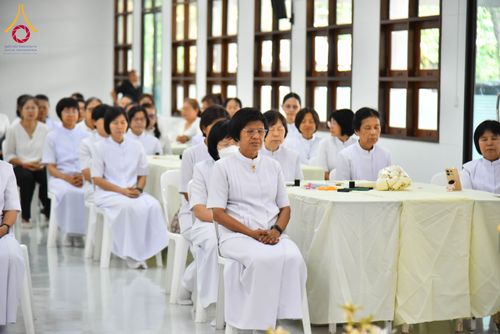 ภาพ No.327445:วันศุกร์ที่ 1 พฤษภาคม พ.ศ. 2569 รวมใจพสกนิกรชาวอำเภอคลองหลวง ประดิษฐ์ดอกไม้จันทน์ เพื่อใช้ในพิธีถวายดอกไม้จันทน์ในงานพระราชพิธีถวายพระเพลิงพระบรมศพ สมเด็จพระนางเจ้าสิริกิติ์ พระบรมราชินีนาถ พระบรมราชชนนีพันปีหลวง ณ วัดพระธรรมกาย