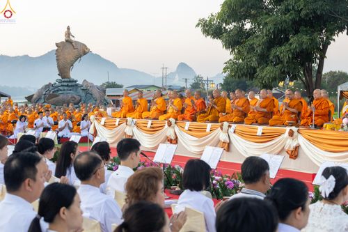 ภาพ No.282580:วันเสาร์ที่ 20 ธันวาคม พ.ศ.2568 พิธีตักบาตรพระ 10,000 รูป (ชุด 2) เนื่องในโอกาส 194 ปี จังหวัดกาญจนบุรี และอุทิศส่วนกุศลให้แด่บรรพชนทั้งหลาย บริเวณถนนสองแคว (Skywalk) เมืองกาญจนบุรี