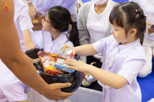 ภาพ No.76779:พิธีตักบาตรข้าวสารอาหารแห้ง  ณ บ้านแก้วเรือนทองคุณยายฯ สภาธรรมกายสากล  วัดพระธรรมกาย จ.ปทุมธานี  ในวันอาทิตย์ต้นเดือนที่ 6 มีนาคม พ.ศ. 2566