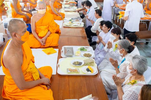 ภาพ No.90596:พิธีบุพเปตพลี  ครั้งที่ 141 ร่วมอุทิศบุญแด่หมู่ญาติที่ล่วงลับไปแล้ว และสืบทอดอายุพระพุทธศาสนา วันพฤหัสบดีที่ 14 ตุลาคม พ.ศ.2566 วันพระแรม 15 ค่ำ เดือน 10 ณ หอฉันคุณยายอาจารย์ฯ วัดพระธรรมกาย