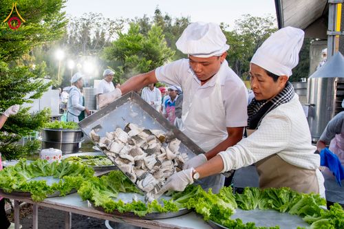 ภาพ No.288275:วันที่ 5 มกราคม พ.ศ. 2569 พิธีถวายภัตตาหารเป็นสังฆทาน แด่พระธรรมยาตรา ในโครงการธรรมยาตรา กตัญญูบูชา มหาปูชนียาจารย์ พระมงคลเทพมุนี(สด จนฺทสโร) พระผู้ปราบมาร อนุสรณ์สถาน 7 แห่ง ปีที่ 14 ณ อนุสรณ์สถานมหาวิหารพระมงคลเทพมุนี (โลตัสแลนด์) อ.สองพี่น้อง จ.สุพรร