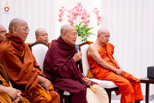 ภาพ No.325539:วันที่ 23 เมษายน พ.ศ.2569 หลวงพ่อทัตตชีโว รองเจ้าอาวาสวัดพระธรรมกาย ถวายการต้อนรับและปฏิสันถารคณะสงฆ์เมียนมาร์และเนปาล