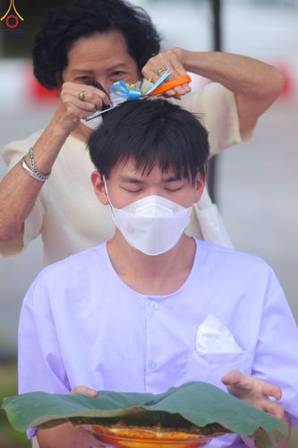 ภาพ No.82568:พิธีตัดปอยผมและปลงผมนาคธรรมทายาท ในโครงการอุปสมบทหมู่ธรรมทายาทพุทธศาสตร์สากล รุ่นที่ 7 (ภาคฤดูฝน) วันอาทิตย์ที่ 11 มิถุนายน พ.ศ. 2566 ณ  วัดพระธรรมกาย