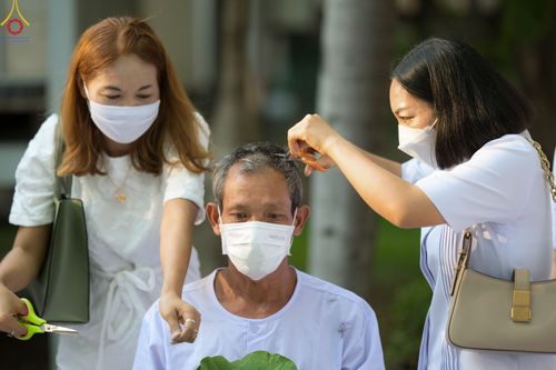ภาพ No.78643:พิธีตัดปอยผมและปลงผมนาคธรรมทายาท  โครงการบรรพชาและอุปสมบทหมู่ วันคุ้มครองโลก วันที่ 26 มีนาคม พ.ศ.2566 ณ หมู่บ้านบรรลุธรรม วัดพระธรรมกาย