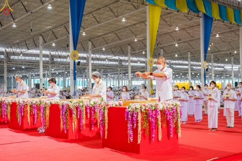 ภาพ No.78999:พิธีวางแผ่นจารึกชื่อ และพิธีวางพวงมาลัยสักการะพระบรมพุทธเจ้า ณ สภาธรรมกายสากล วัดพระธรรมกาย วันที่ 2 เมษายน พ.ศ. 2566