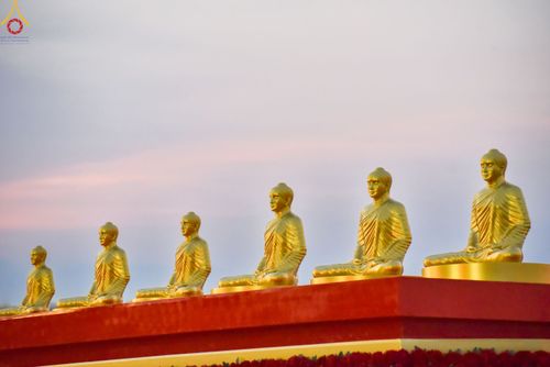 ภาพ No.79243:พิธีอัญเชิญองค์พระบรมพุทธเจ้า 24 องค์ เวียนประทักษิณรอบพระมหาธรรมกายเจดีย์ ณ วัดพระธรรมกาย  วันที่ 2 เมษายน พ.ศ. 2566